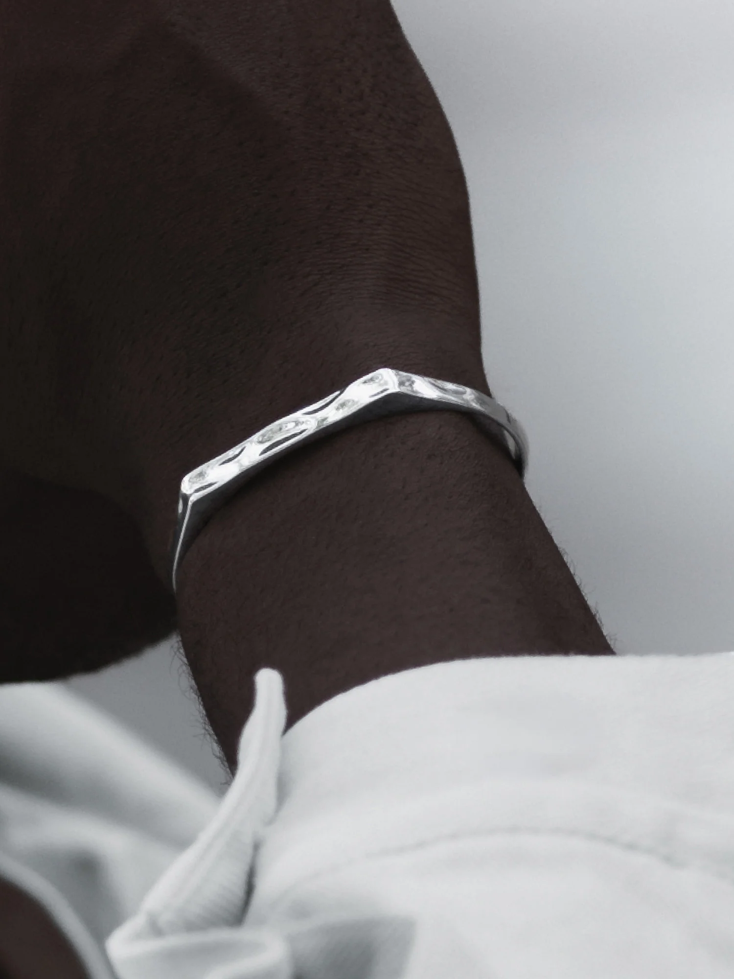 RIPPLE SIGNET CUFF IN SILVER - Image 4